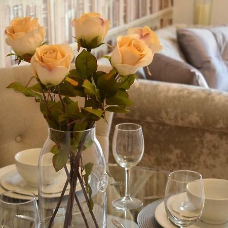 Luxury 2 Bed Apartment 위트니 외부 사진