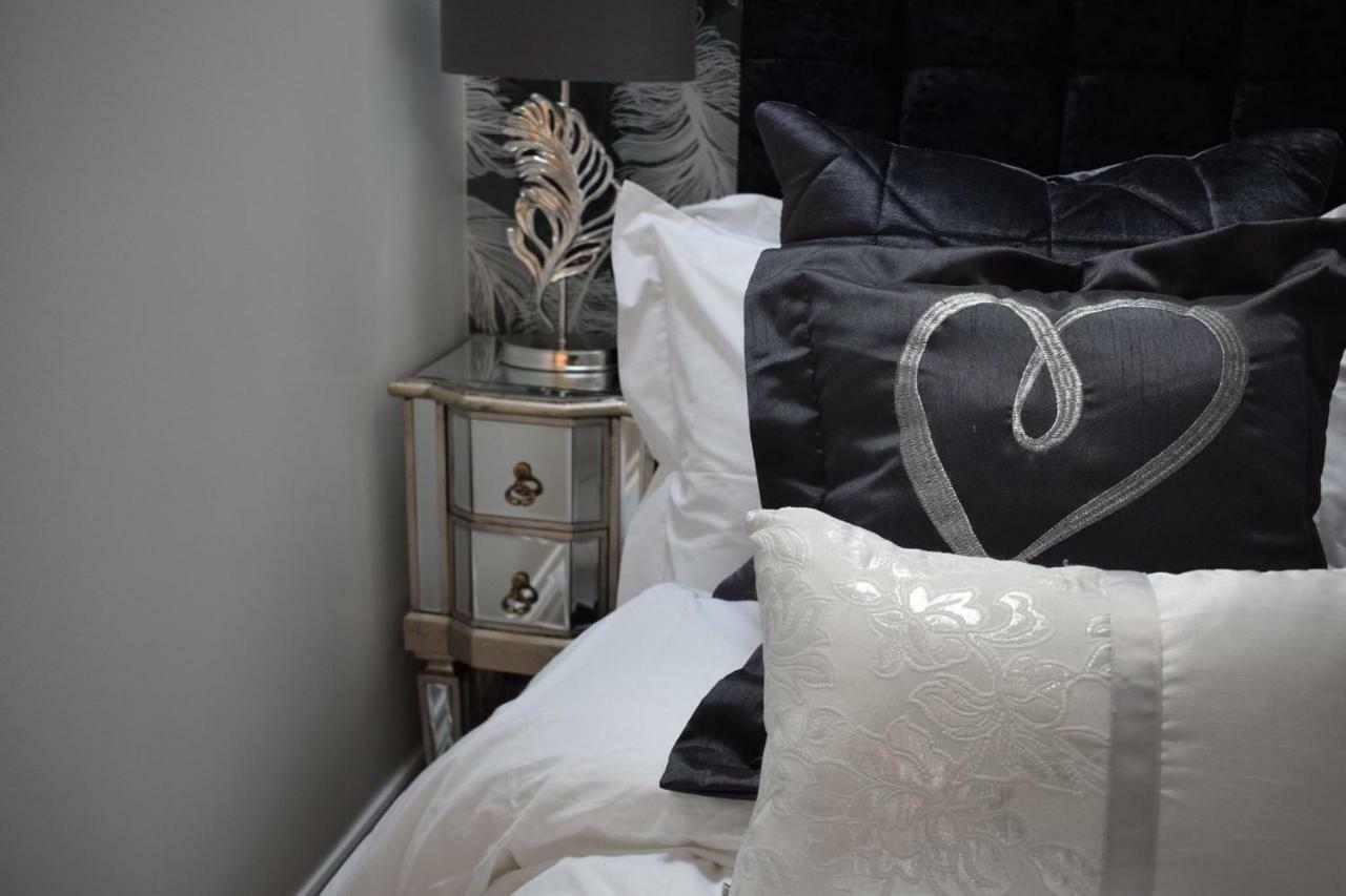 Luxury 2 Bed Apartment 위트니 외부 사진