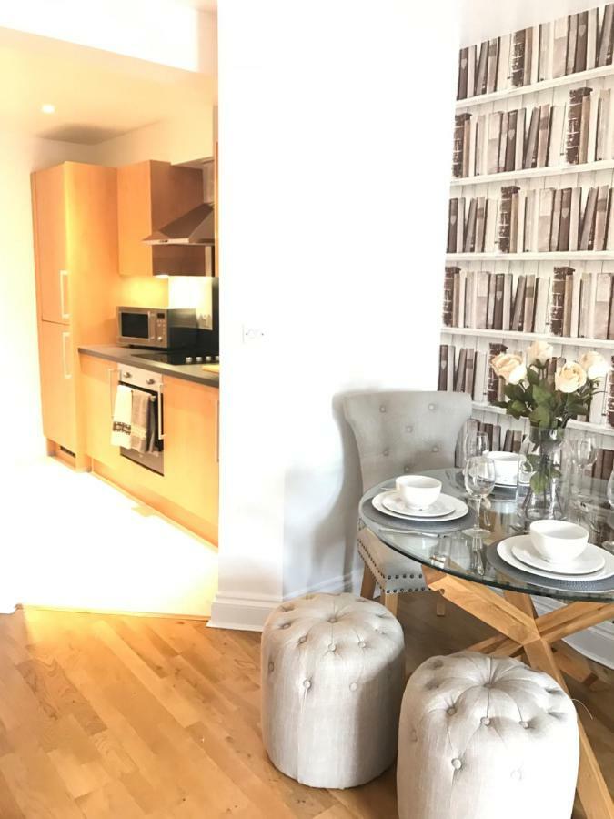 Luxury 2 Bed Apartment 위트니 외부 사진
