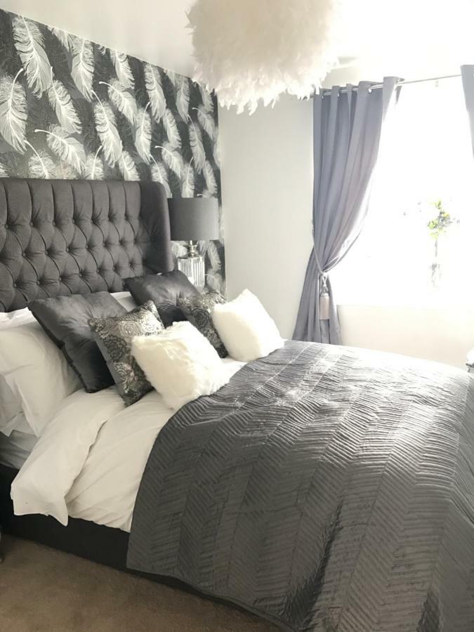 Luxury 2 Bed Apartment 위트니 외부 사진