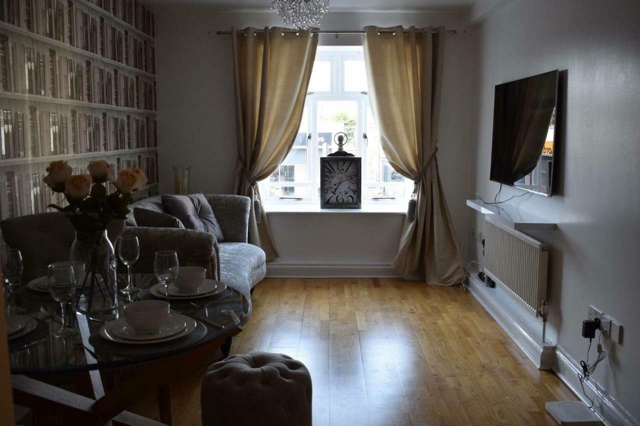 Luxury 2 Bed Apartment 위트니 외부 사진