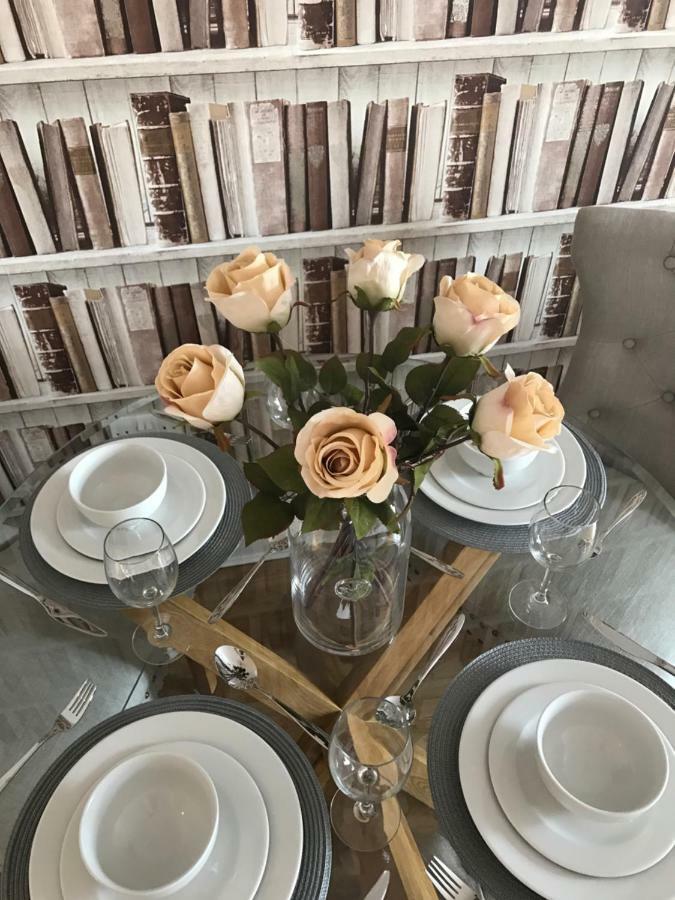 Luxury 2 Bed Apartment 위트니 외부 사진