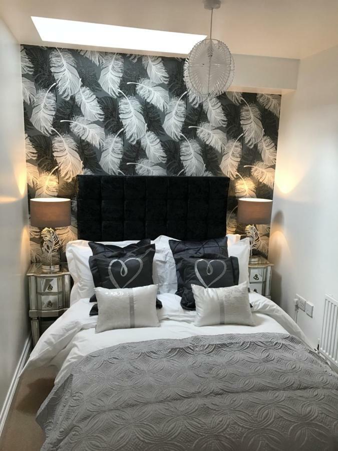 Luxury 2 Bed Apartment 위트니 외부 사진