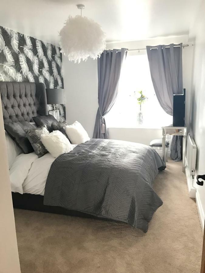 Luxury 2 Bed Apartment 위트니 외부 사진