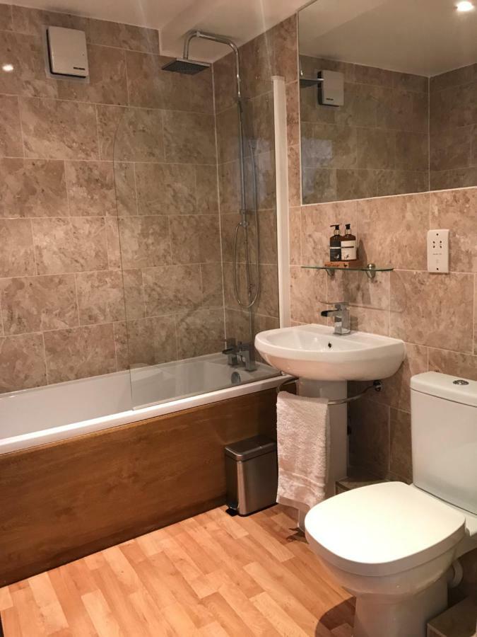 Luxury 2 Bed Apartment 위트니 외부 사진