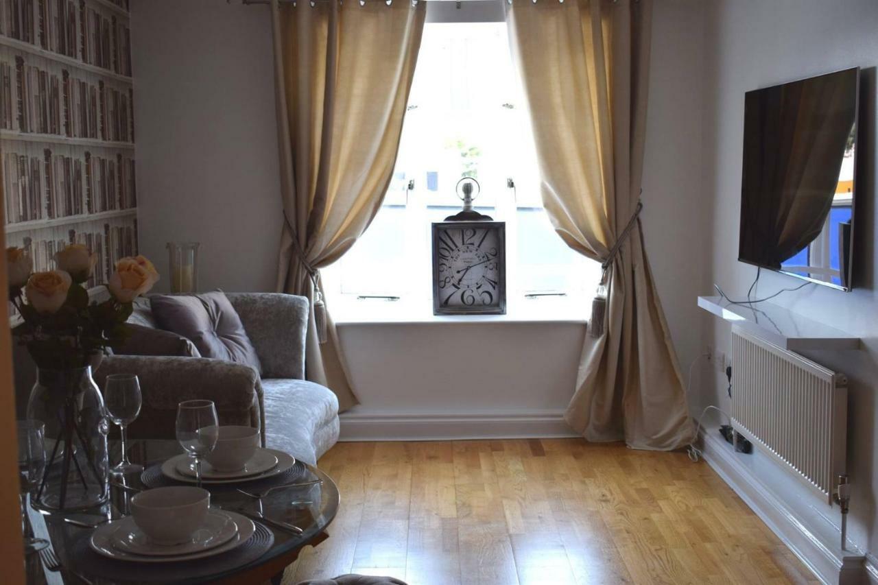 Luxury 2 Bed Apartment 위트니 외부 사진
